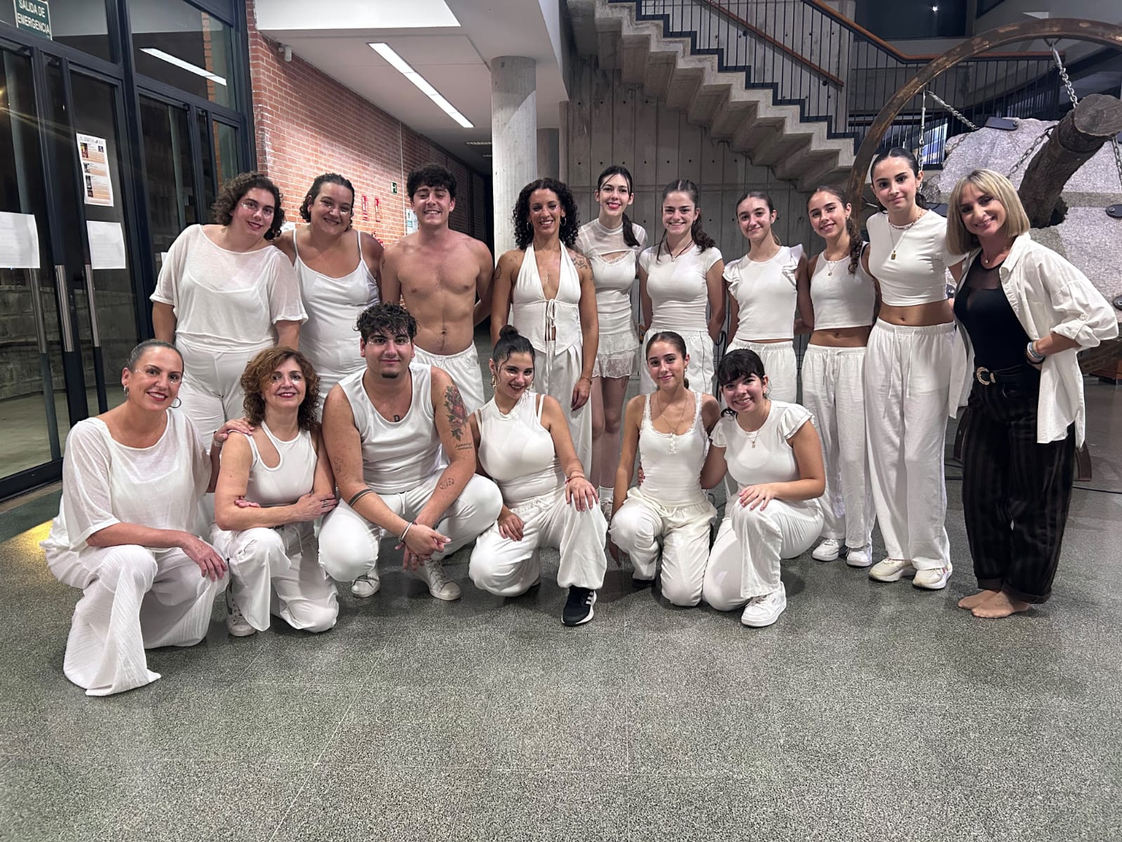 Grupo de Feel Dance junto a Melody, con vestuario blanco